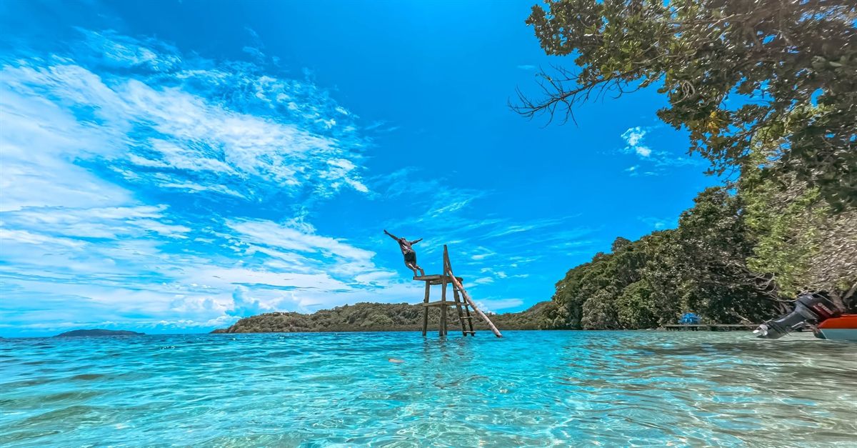 A guest leaping from Nugu's jumping tower into the lagoon