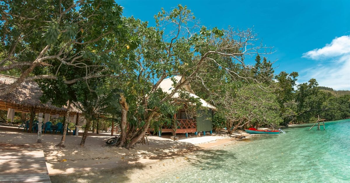 The beachside restaurant bungalow under shady trees at Nugu Beach Resort