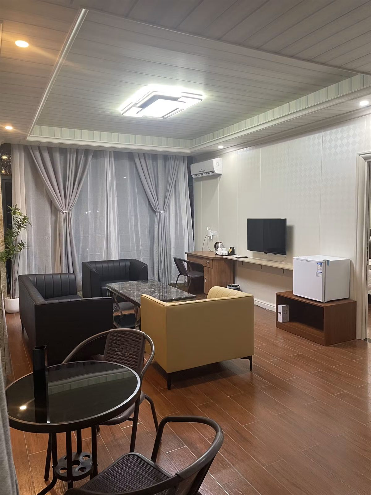 The lounge of the Sapphire Seascape Luxury Suite